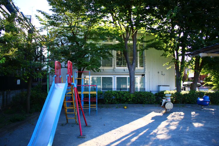 隣は児童公園